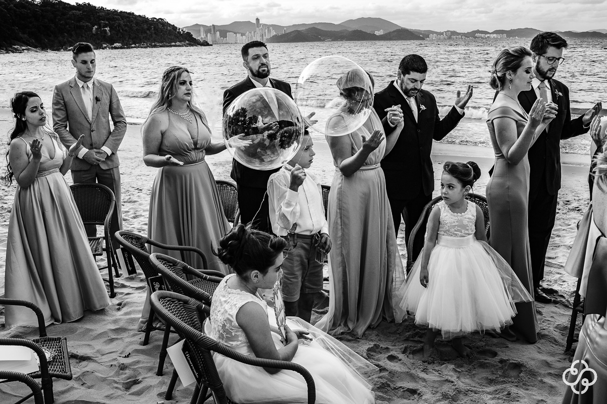 Cerimônia de casamento Sabores do Mar Praia em Balneário Camboriú - SC | Praia de Laranjeiras | Fotógrafo de Casamento | Casamento na Praia | Casamento de Dia | Casamento Pé na Areia | Casamento Danielle e Daniel | www.rafaelsantosfotografia.com.br