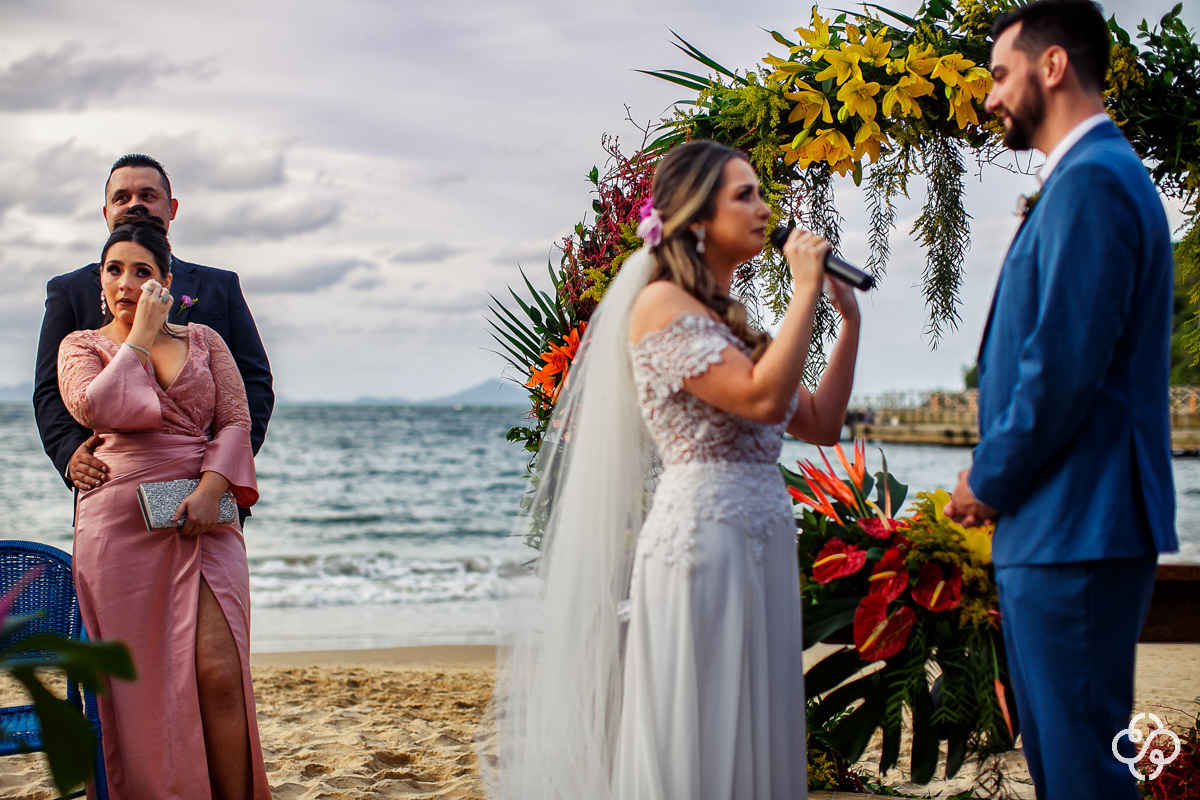 Cerimônia de casamento Sabores do Mar Praia em Balneário Camboriú - SC | Praia de Laranjeiras | Fotógrafo de Casamento | Casamento na Praia | Casamento de Dia | Casamento Pé na Areia | Casamento Danielle e Daniel | www.rafaelsantosfotografia.com.br