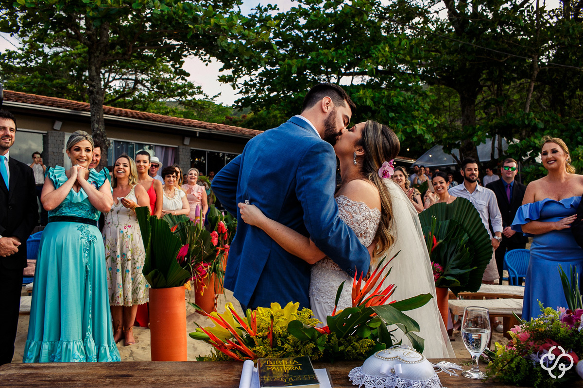 Cerimônia de casamento Sabores do Mar Praia em Balneário Camboriú - SC | Praia de Laranjeiras | Fotógrafo de Casamento | Casamento na Praia | Casamento de Dia | Casamento Pé na Areia | Casamento Danielle e Daniel | www.rafaelsantosfotografia.com.br