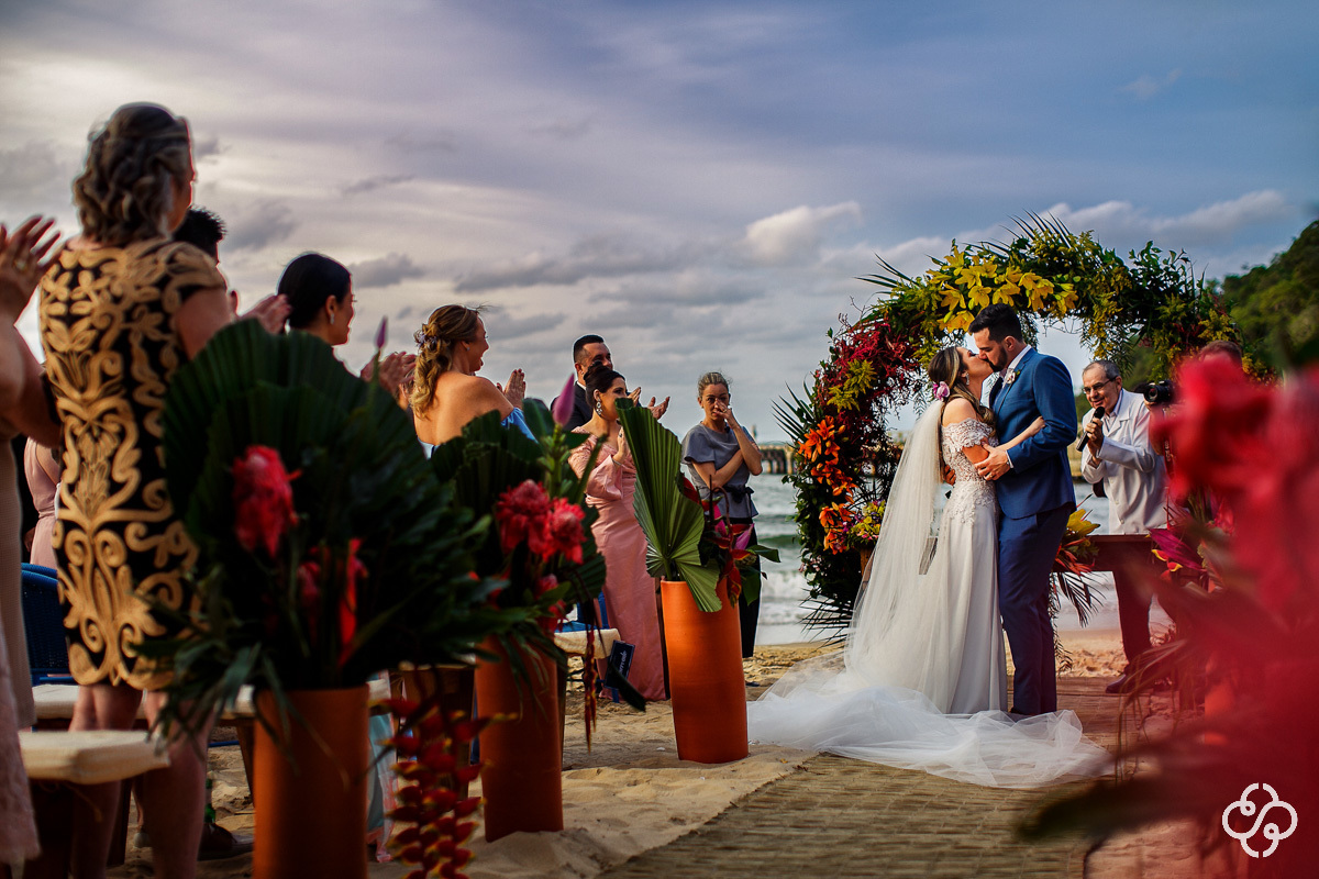 Cerimônia de casamento Sabores do Mar Praia em Balneário Camboriú - SC | Praia de Laranjeiras | Fotógrafo de Casamento | Casamento na Praia | Casamento de Dia | Casamento Pé na Areia | Casamento Danielle e Daniel | www.rafaelsantosfotografia.com.br