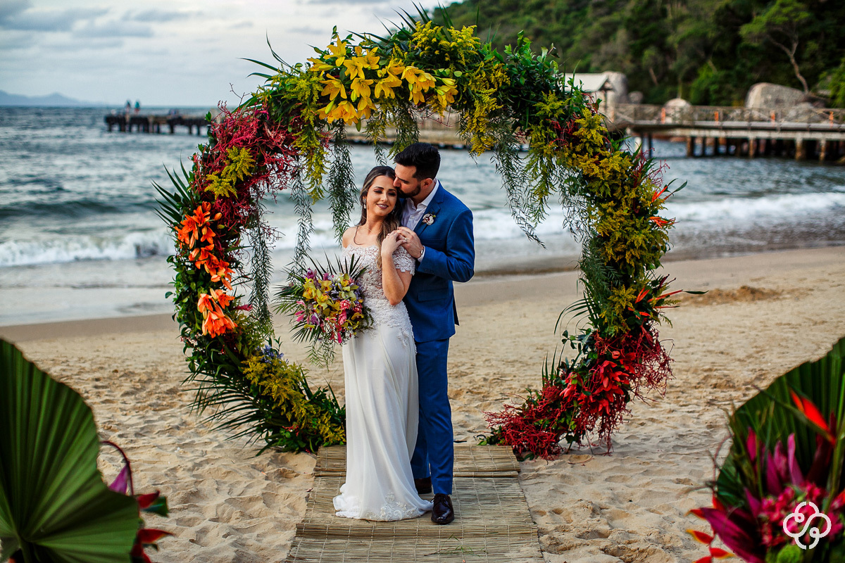 Cerimônia de casamento Sabores do Mar Praia em Balneário Camboriú - SC | Praia de Laranjeiras | Fotógrafo de Casamento | Casamento na Praia | Casamento de Dia | Casamento Pé na Areia | Casamento Danielle e Daniel | www.rafaelsantosfotografia.com.br