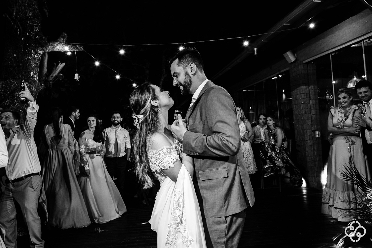 Balada de casamento Sabores do Mar Praia em Balneário Camboriú - SC | Praia de Laranjeiras | Fotógrafo de Casamento | Casamento na Praia | Casamento de Dia | Casamento Pé na Areia | Casamento Danielle e Daniel | www.rafaelsantosfotografia.com.br