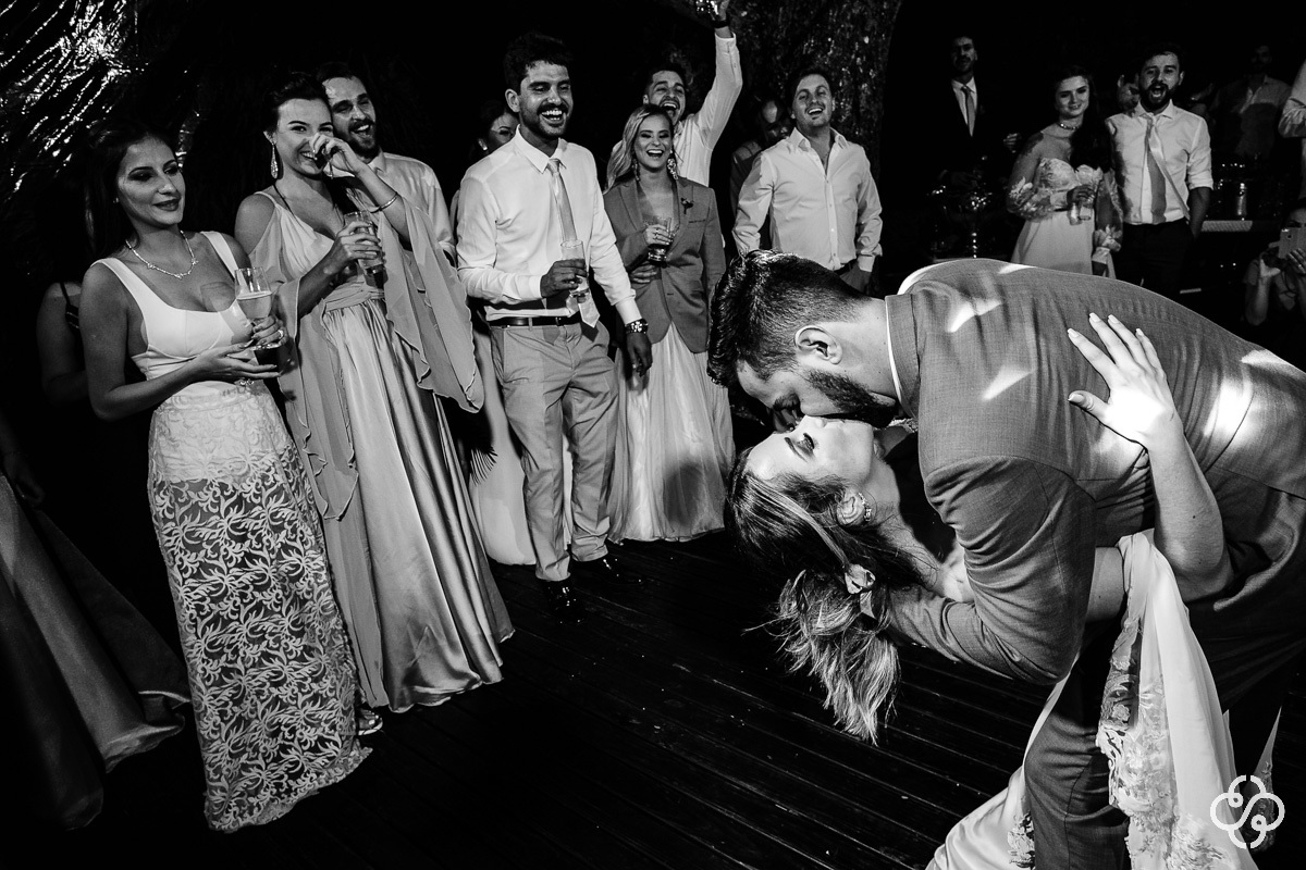 Balada de casamento Sabores do Mar Praia em Balneário Camboriú - SC | Praia de Laranjeiras | Fotógrafo de Casamento | Casamento na Praia | Casamento de Dia | Casamento Pé na Areia | Casamento Danielle e Daniel | www.rafaelsantosfotografia.com.br