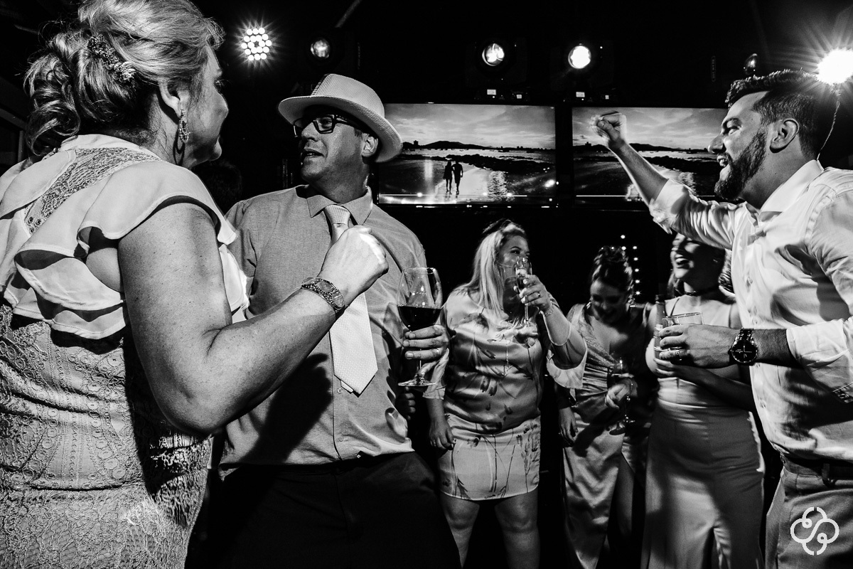 Balada de casamento Sabores do Mar Praia em Balneário Camboriú - SC | Praia de Laranjeiras | Fotógrafo de Casamento | Casamento na Praia | Casamento de Dia | Casamento Pé na Areia | Casamento Danielle e Daniel | www.rafaelsantosfotografia.com.br