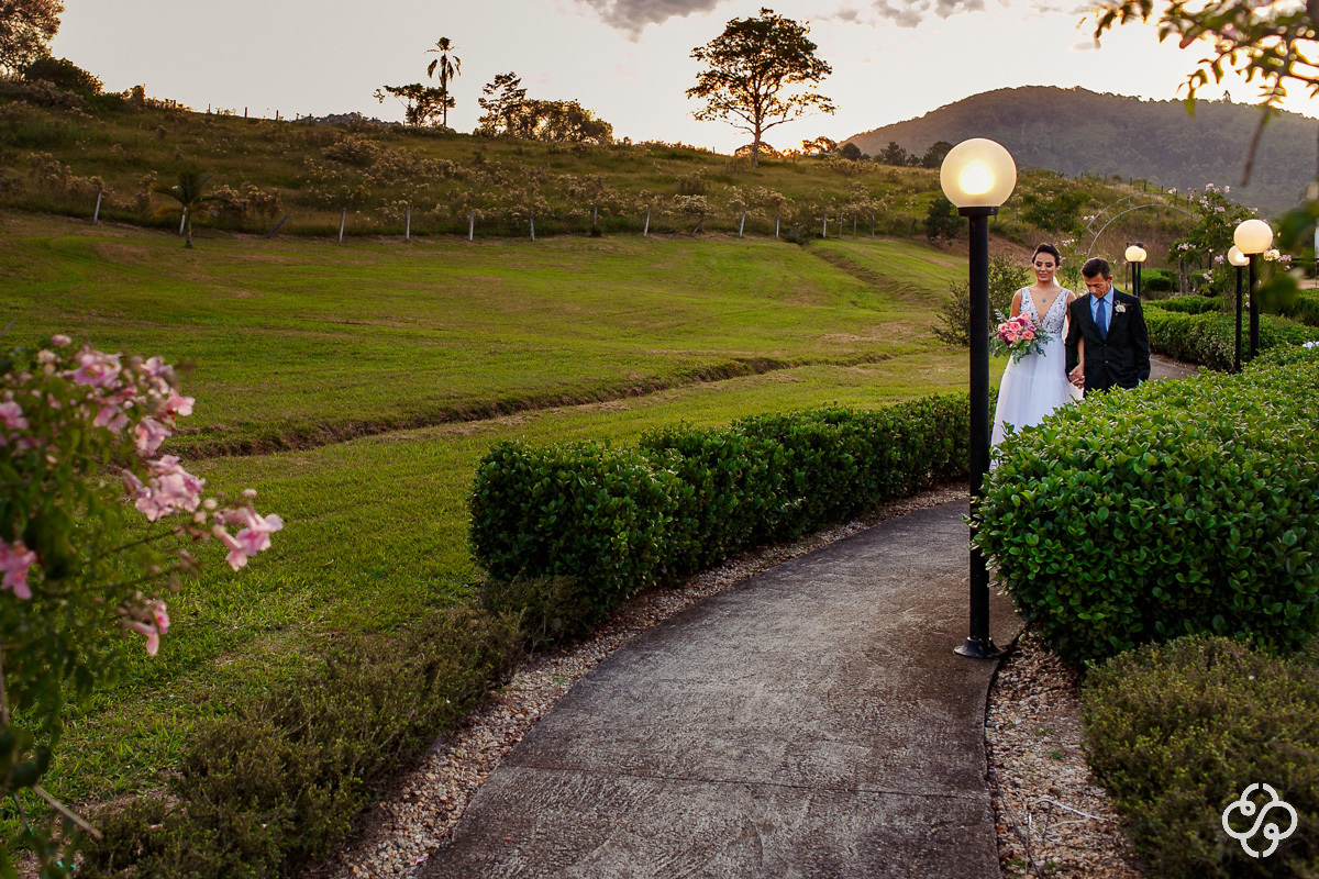 Cerimônia de casamento Espaço Garden em Camboriú - SC | Fotógrafo de Casamento | Casamento no Campo | Casamento de Dia | Casamento ao Ar Livre | Entrada da Noiva | Casamento Tais e Ricardo | www.rafaelsantosfotografia.com.br