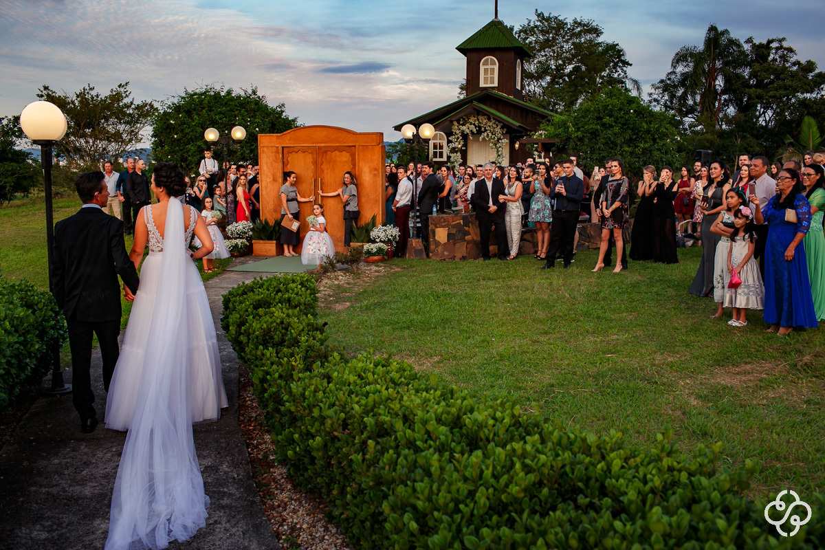 Cerimônia de casamento Espaço Garden em Camboriú - SC | Fotógrafo de Casamento | Casamento no Campo | Casamento de Dia | Casamento ao Ar Livre | Casamento Tais e Ricardo | Entrada da Noiva |  www.rafaelsantosfotografia.com.br