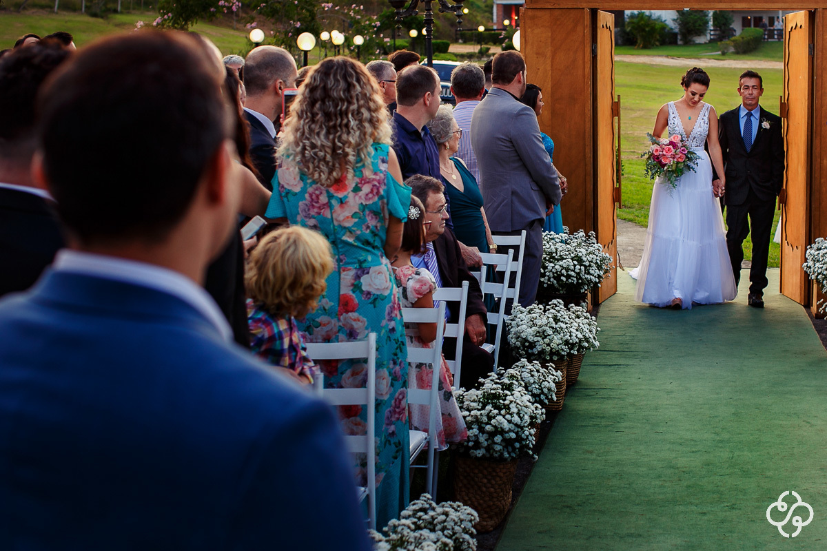Cerimônia de casamento Espaço Garden em Camboriú - SC | Fotógrafo de Casamento | Casamento no Campo | Casamento de Dia | Casamento ao Ar Livre | Entrada da Noiva | Casamento Tais e Ricardo | www.rafaelsantosfotografia.com.br