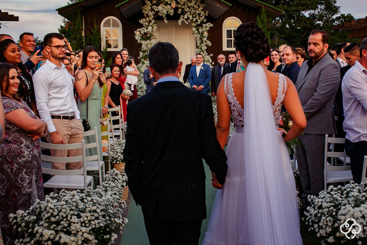 Cerimônia de casamento Espaço Garden em Camboriú - SC | Fotógrafo de Casamento | Casamento no Campo | Casamento de Dia | Casamento ao Ar Livre | Entrada da Noiva | Casamento Tais e Ricardo | www.rafaelsantosfotografia.com.br