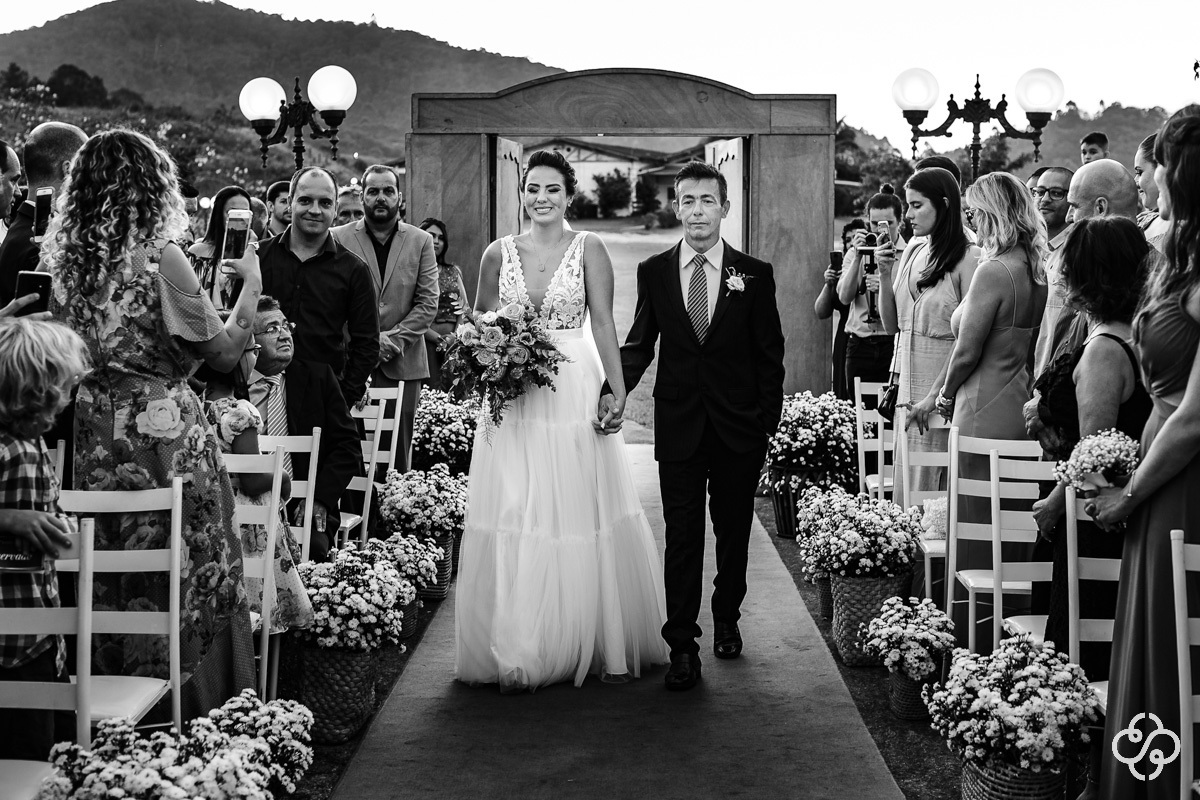 Cerimônia de casamento Espaço Garden em Camboriú - SC | Fotógrafo de Casamento | Casamento no Campo | Casamento de Dia | Casamento ao Ar Livre | Entrada da Noiva | Casamento Tais e Ricardo | www.rafaelsantosfotografia.com.br
