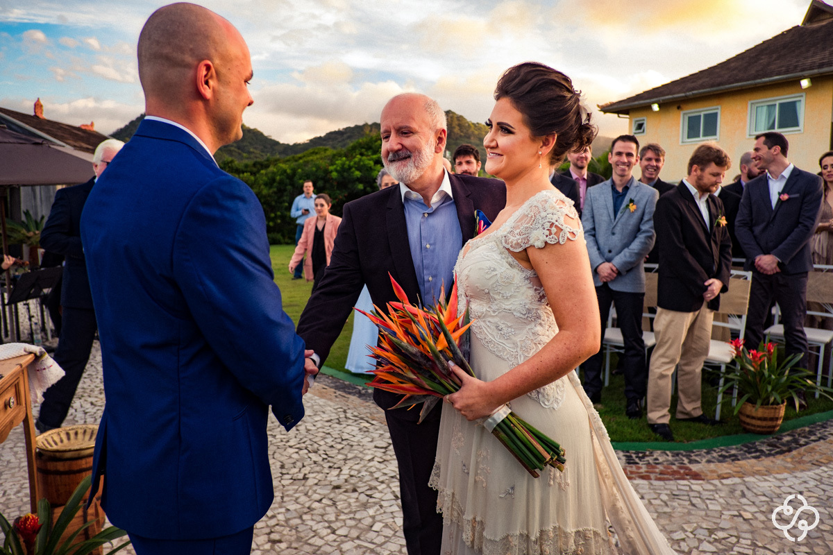 Cerimônia de casamento Estaleiro Guest House Balneário Camboriú - SC | Fotógrafo de Casamento | Casamento na Praia | Casamento de Dia | Casamento ao Ar Livre | Casamento Natália e Maurício | Destination Wedding | www.rafaelsantosfotografia.com.br