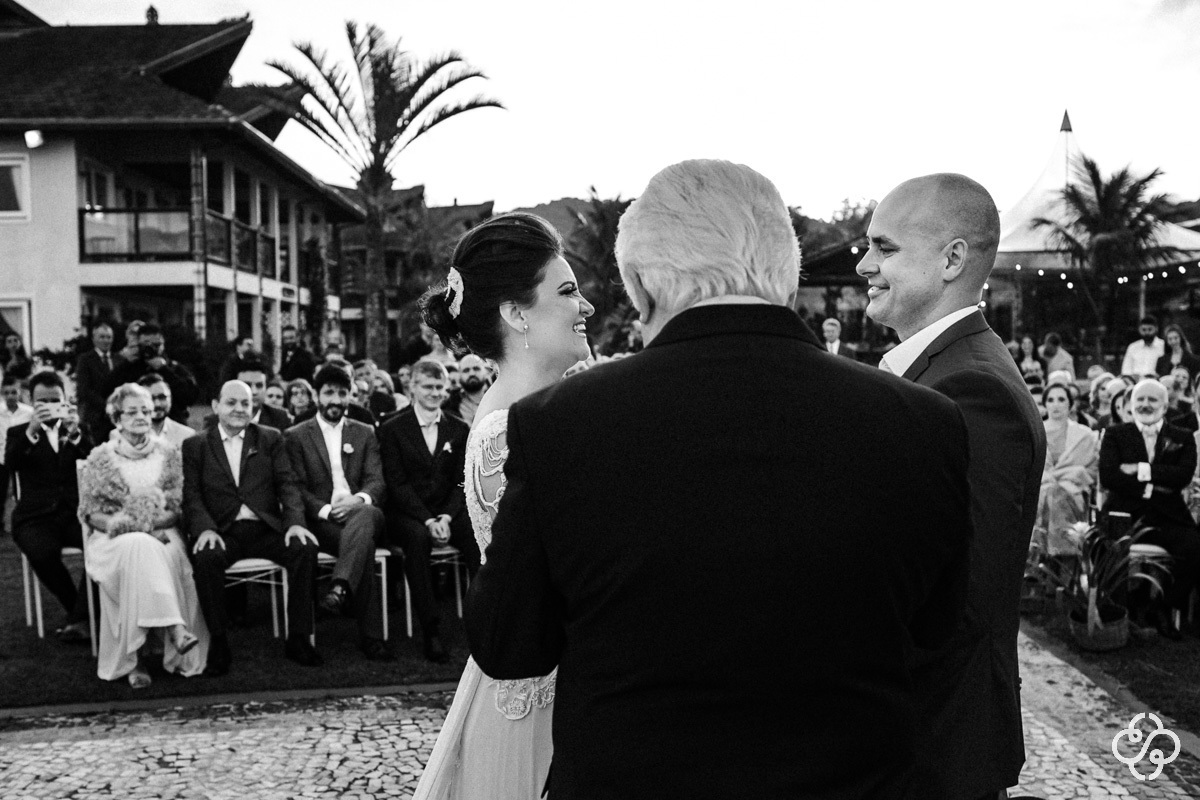 Cerimônia de casamento Estaleiro Guest House Balneário Camboriú - SC | Fotógrafo de Casamento | Casamento na Praia | Casamento de Dia | Casamento ao Ar Livre | Casamento Natália e Maurício | Destination Wedding | www.rafaelsantosfotografia.com.br