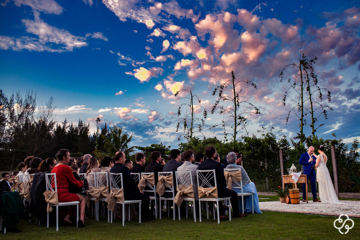 Cerimônia de casamento Estaleiro Guest House Balneário Camboriú - SC | Fotógrafo de Casamento | Casamento na Praia | Casamento de Dia | Casamento ao Ar Livre | Casamento Natália e Maurício | Destination Wedding | www.rafaelsantosfotografia.com.br