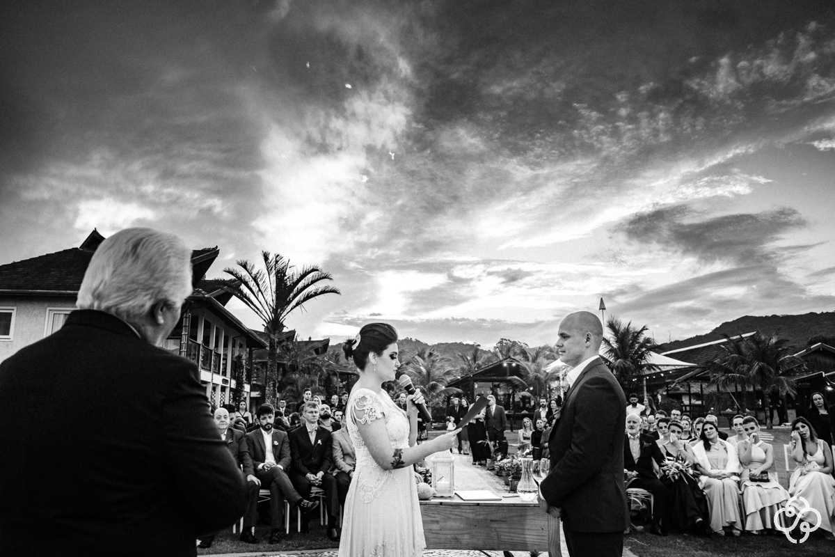 Cerimônia de casamento Estaleiro Guest House Balneário Camboriú - SC | Fotógrafo de Casamento | Casamento na Praia | Casamento de Dia | Casamento ao Ar Livre | Casamento Natália e Maurício | Destination Wedding | www.rafaelsantosfotografia.com.br