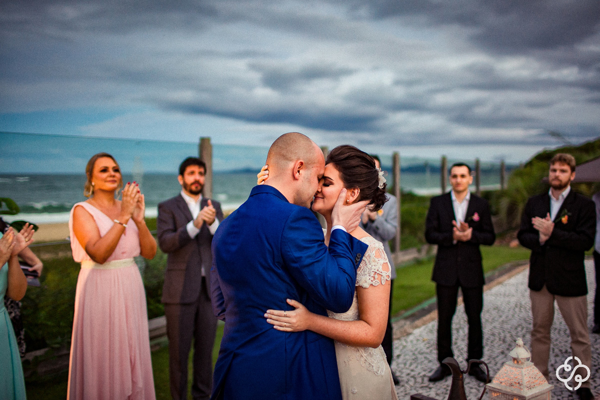 Cerimônia de casamento Estaleiro Guest House Balneário Camboriú - SC | Fotógrafo de Casamento | Casamento na Praia | Casamento de Dia | Casamento ao Ar Livre | Casamento Natália e Maurício | Destination Wedding | www.rafaelsantosfotografia.com.br