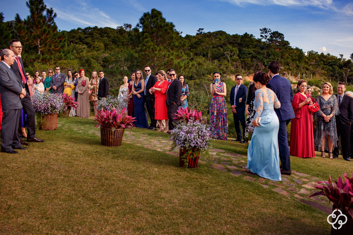 Cerimônia de Casamento Villa Casarão em Florianópolis - SC | Fotógrafo de Casamento | Destination Wedding | Casamento no Campo | Casamento de Dia | Casamento ao Ar Livre | Entrada da Noiva | Casamento Gláucia e Alfredo | www.rafaelsantosfotografia.com.br
