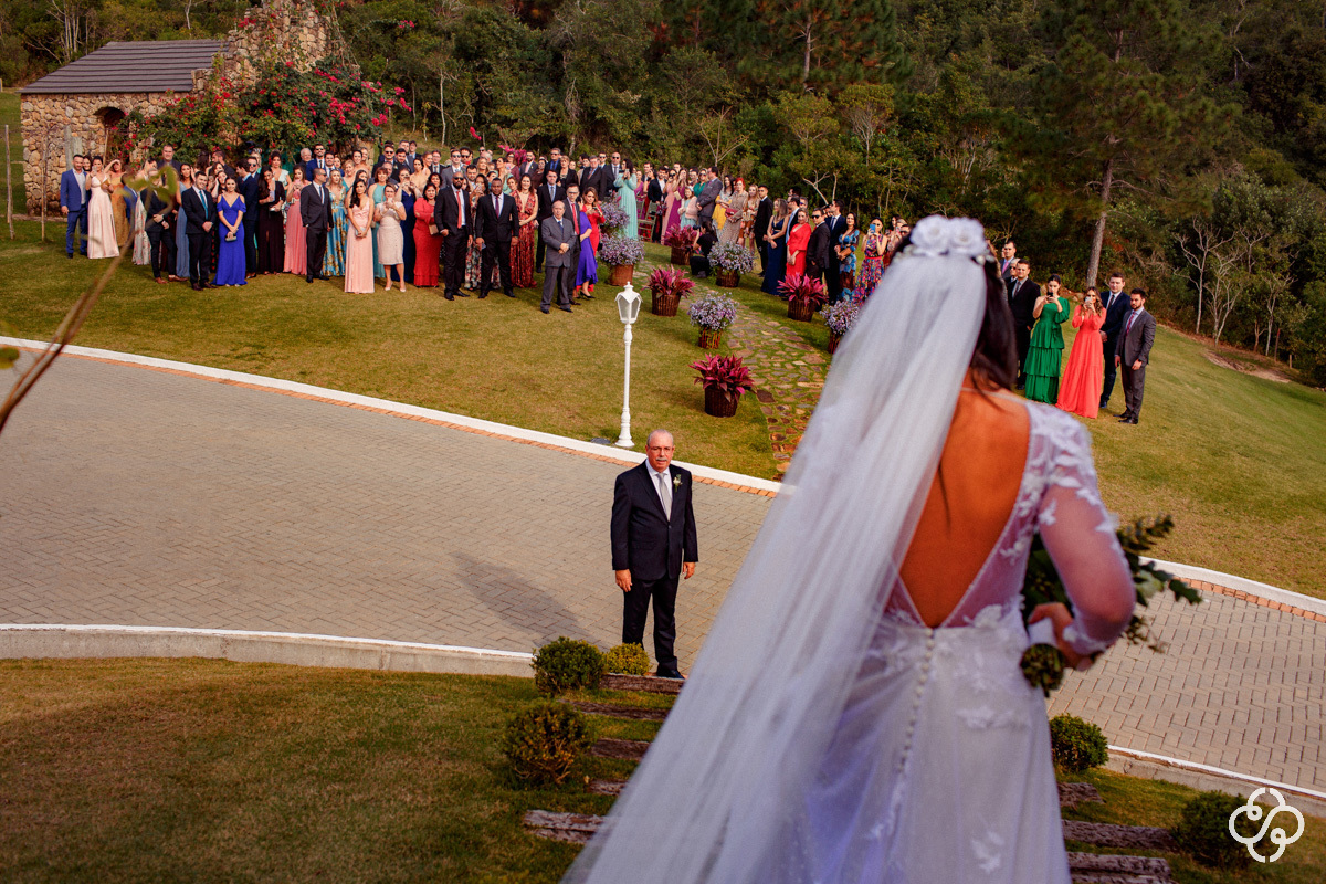 Cerimônia de Casamento Villa Casarão em Florianópolis - SC | Fotógrafo de Casamento | Destination Wedding | Casamento no Campo | Casamento de Dia | Casamento ao Ar Livre | Entrada da Noiva | Casamento Gláucia e Alfredo | www.rafaelsantosfotografia.com.br