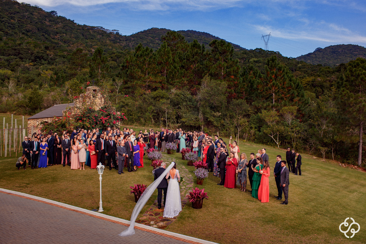 Cerimônia de Casamento Villa Casarão em Florianópolis - SC | Fotógrafo de Casamento | Destination Wedding | Casamento no Campo | Casamento de Dia | Casamento ao Ar Livre | Entrada da Noiva | Casamento Gláucia e Alfredo | www.rafaelsantosfotografia.com.br