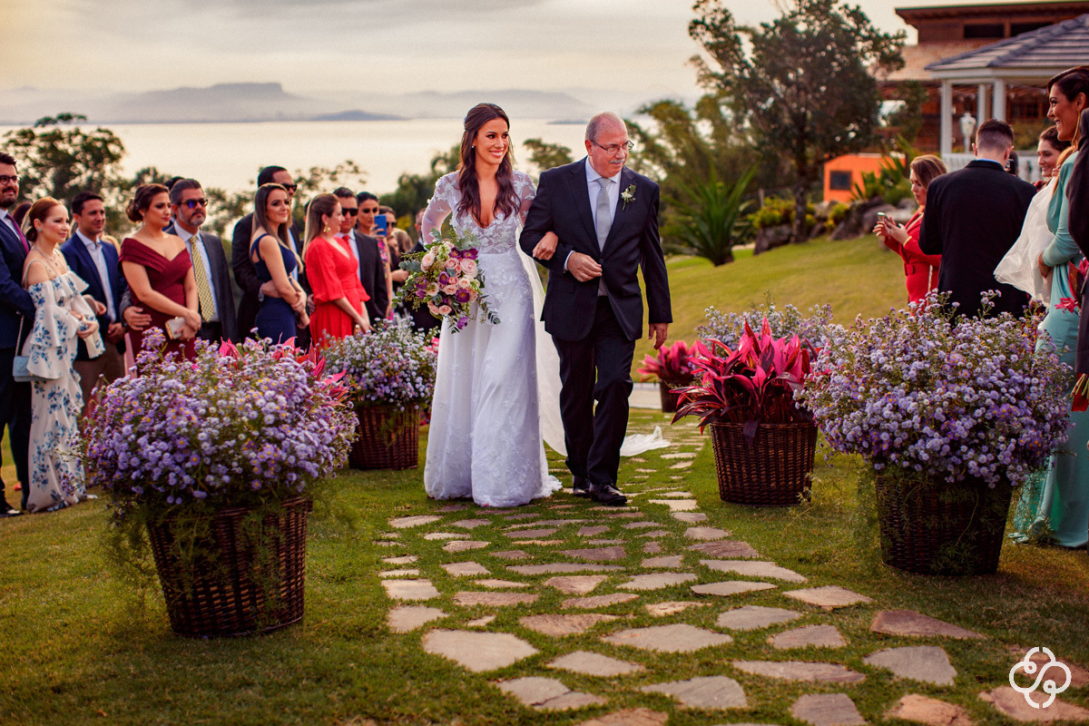 Cerimônia de Casamento Villa Casarão em Florianópolis - SC | Fotógrafo de Casamento | Destination Wedding | Casamento no Campo | Casamento de Dia | Casamento ao Ar Livre | Entrada da Noiva | Casamento Gláucia e Alfredo | www.rafaelsantosfotografia.com.br
