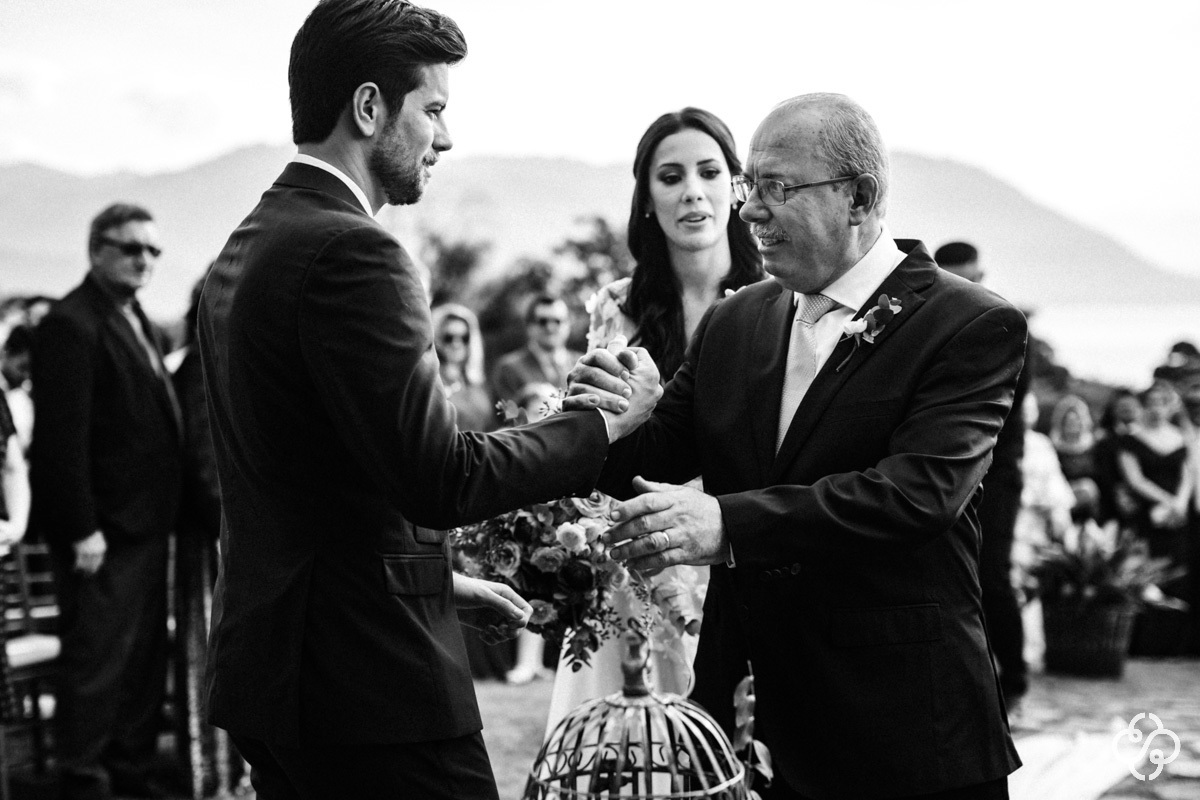 Cerimônia de Casamento Villa Casarão em Florianópolis - SC | Fotógrafo de Casamento | Destination Wedding | Casamento no Campo | Casamento de Dia | Casamento ao Ar Livre | Entrada da Noiva | Casamento Gláucia e Alfredo | www.rafaelsantosfotografia.com.br