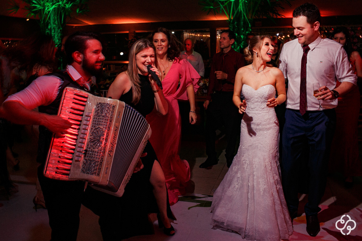 Balada de Casamento Pátio Venâncio em Joinville - SC | Fotógrafo de Casamento | Destination Wedding | Casamento no Campo | Casamento de Dia | Casamento ao Ar Livre |  Casamento Maíra e Rodrigo | www.rafaelsantosfotografia.com.br