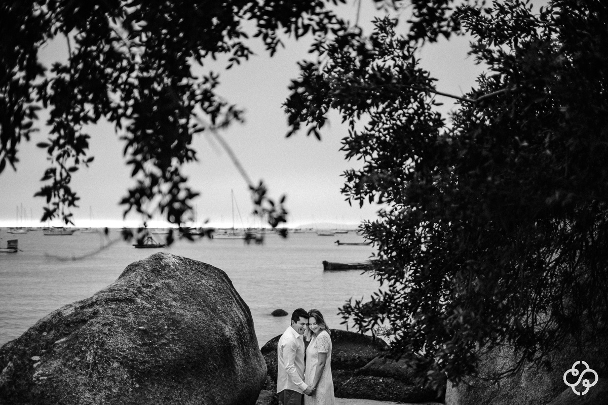 Pré Wedding | Ensaio Pré Casamento em Santo Antônio de Lisboa | Florianópolis - SC | Litoral Catarinense | Isabel e Daniel | Praia | Book Casal | Ensaio Casal | Fotógrafo de Casamento | Fotógrafo de Bodas | Parejas | www.rafaelsantosfotografia.com.br