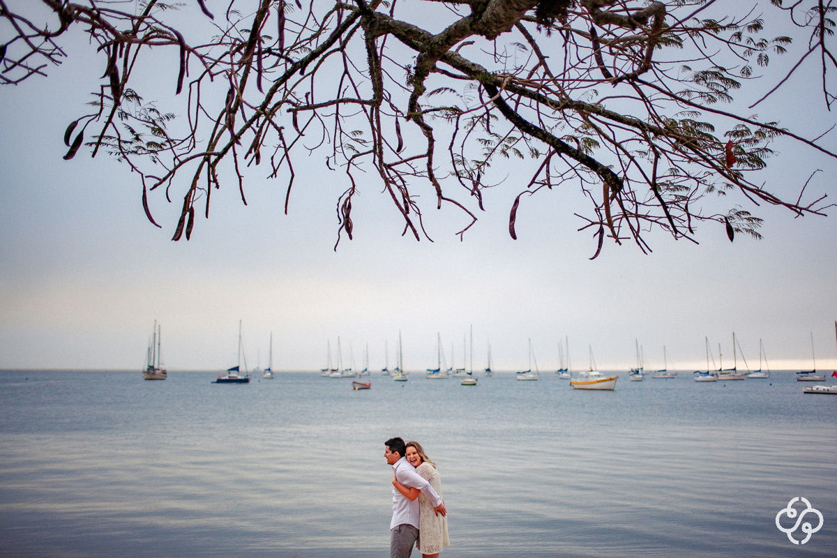 Pré Wedding | Ensaio Pré Casamento em Santo Antônio de Lisboa | Florianópolis - SC | Litoral Catarinense | Isabel e Daniel | Praia | Book Casal | Ensaio Casal | Fotógrafo de Casamento | Fotógrafo de Bodas | Parejas | www.rafaelsantosfotografia.com.br