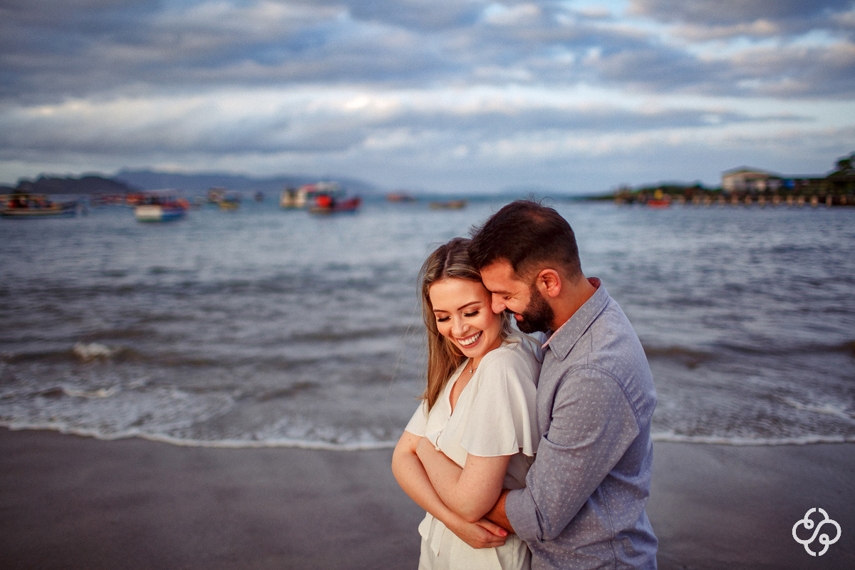 Pré Wedding | Ensaio Pré Casamento na Praia da Armação | Florianópolis - SC | Litoral Catarinense | Jessyka e Jonatas | Praia | Book Casal | Ensaio Casal | Fotógrafo de Casamento | Fotógrafo de Bodas | Parejas | www.rafaelsantosfotografia.com.br