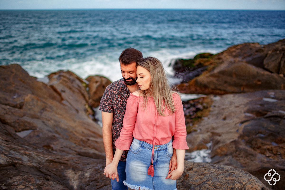 Pré Wedding | Ensaio Pré Casamento na Praia da Armação | Florianópolis - SC | Litoral Catarinense | Jessyka e Jonatas | Praia | Book Casal | Ensaio Casal | Fotógrafo de Casamento | Fotógrafo de Bodas | Parejas | www.rafaelsantosfotografia.com.br