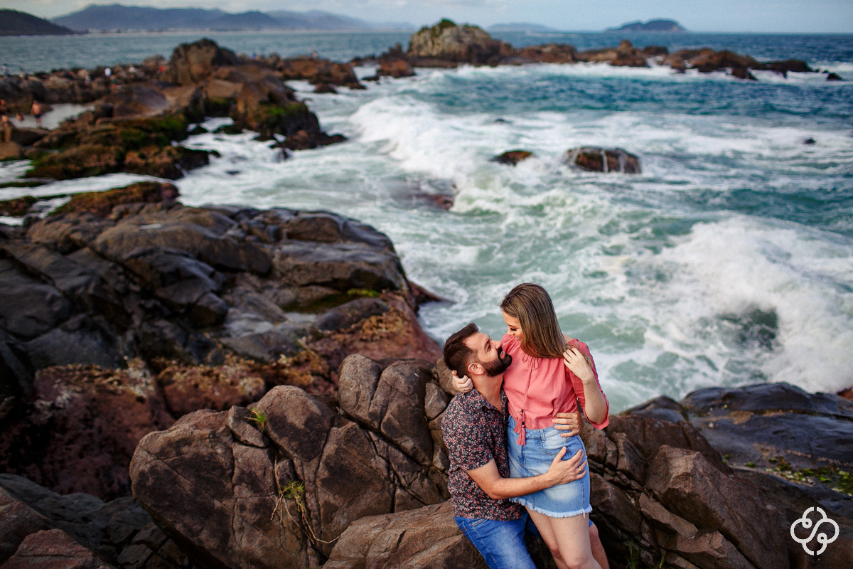Pré Wedding | Ensaio Pré Casamento na Praia da Armação | Florianópolis - SC | Litoral Catarinense | Jessyka e Jonatas | Praia | Book Casal | Ensaio Casal | Fotógrafo de Casamento | Fotógrafo de Bodas | Parejas | www.rafaelsantosfotografia.com.br
