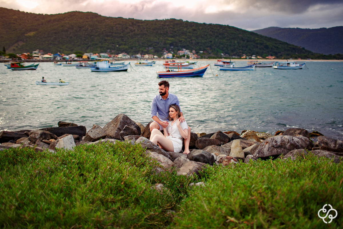 Pré Wedding | Ensaio Pré Casamento na Praia da Armação | Florianópolis - SC | Litoral Catarinense | Jessyka e Jonatas | Praia | Book Casal | Ensaio Casal | Fotógrafo de Casamento | Fotógrafo de Bodas | Parejas | www.rafaelsantosfotografia.com.br