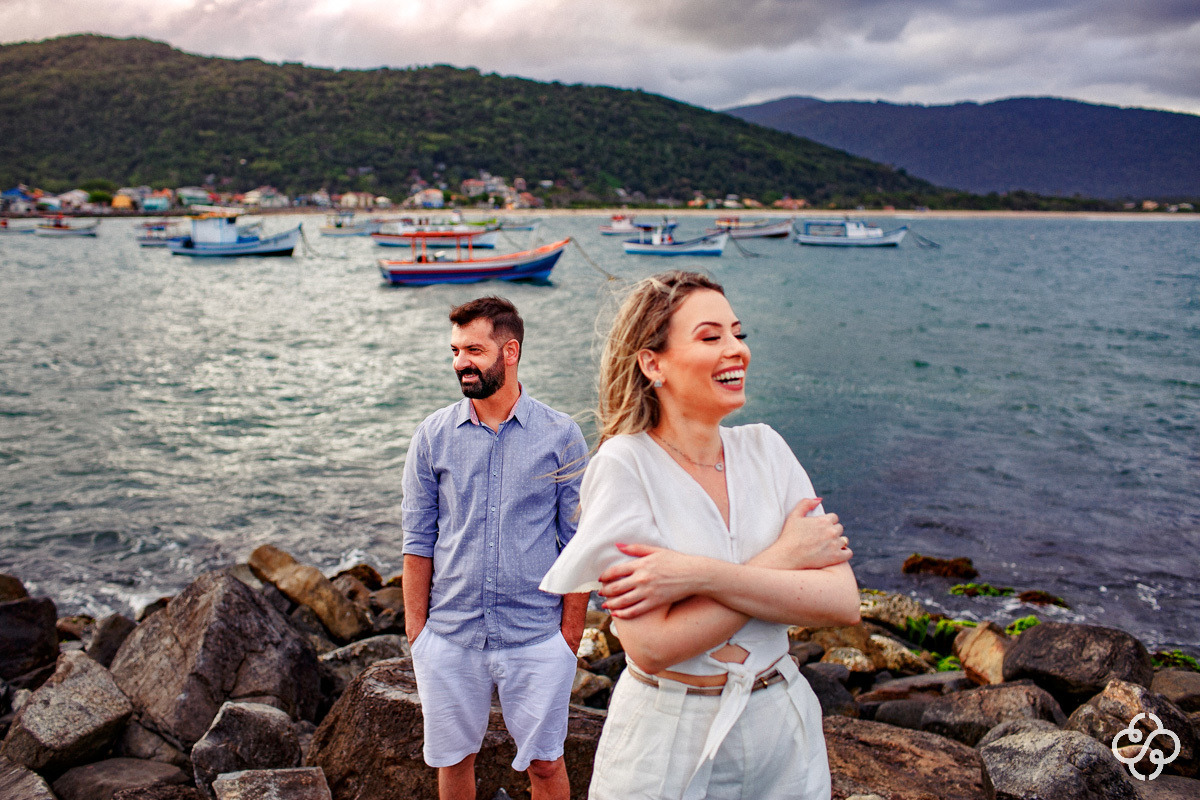 Pré Wedding | Ensaio Pré Casamento na Praia da Armação | Florianópolis - SC | Litoral Catarinense | Jessyka e Jonatas | Praia | Book Casal | Ensaio Casal | Fotógrafo de Casamento | Fotógrafo de Bodas | Parejas | www.rafaelsantosfotografia.com.br