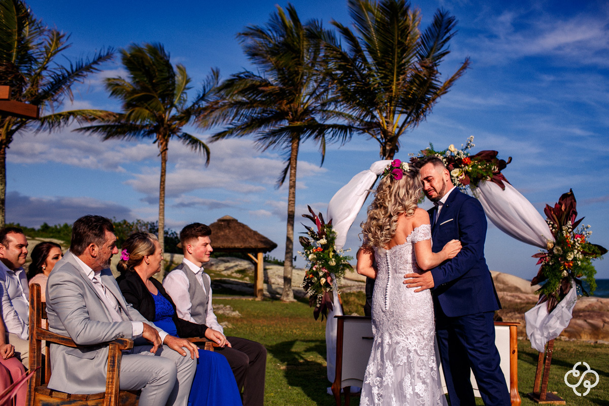 Cerimônia de Casamento Pousada Atalaia do Mariscal em Bombinhas - SC | Fotógrafo de Casamento | Destination Wedding | Casamento na Praia | Casamento de Dia | Casamento ao Ar Livre |  Casamento Luly e Júnior | www.rafaelsantosfotografia.com.