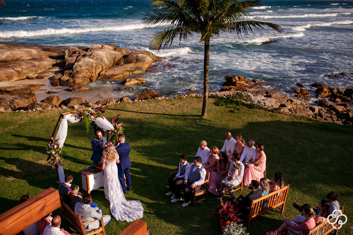 Cerimônia de Casamento Pousada Atalaia do Mariscal em Bombinhas - SC | Fotógrafo de Casamento | Destination Wedding | Casamento na Praia | Casamento de Dia | Casamento ao Ar Livre |  Casamento Luly e Júnior | www.rafaelsantosfotografia.com.