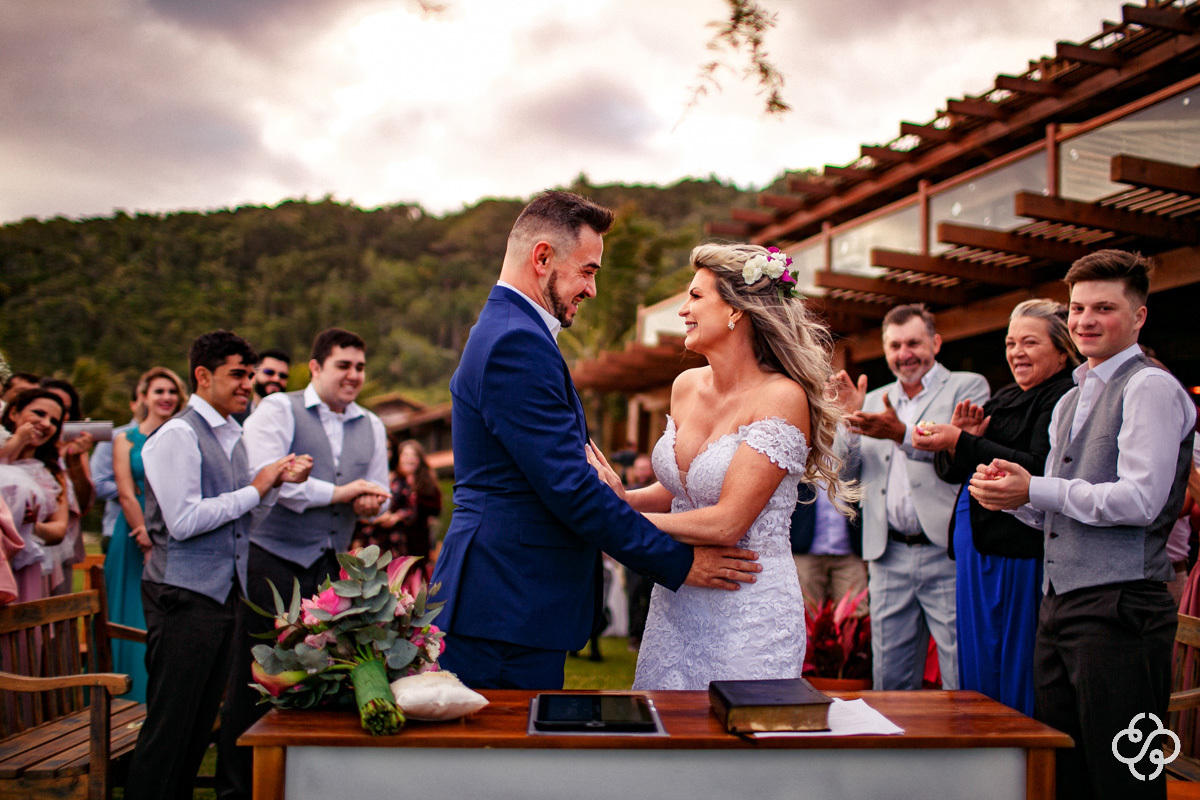 Cerimônia de Casamento Pousada Atalaia do Mariscal em Bombinhas - SC | Fotógrafo de Casamento | Destination Wedding | Casamento na Praia | Casamento de Dia | Casamento ao Ar Livre |  Casamento Luly e Júnior | www.rafaelsantosfotografia.com.