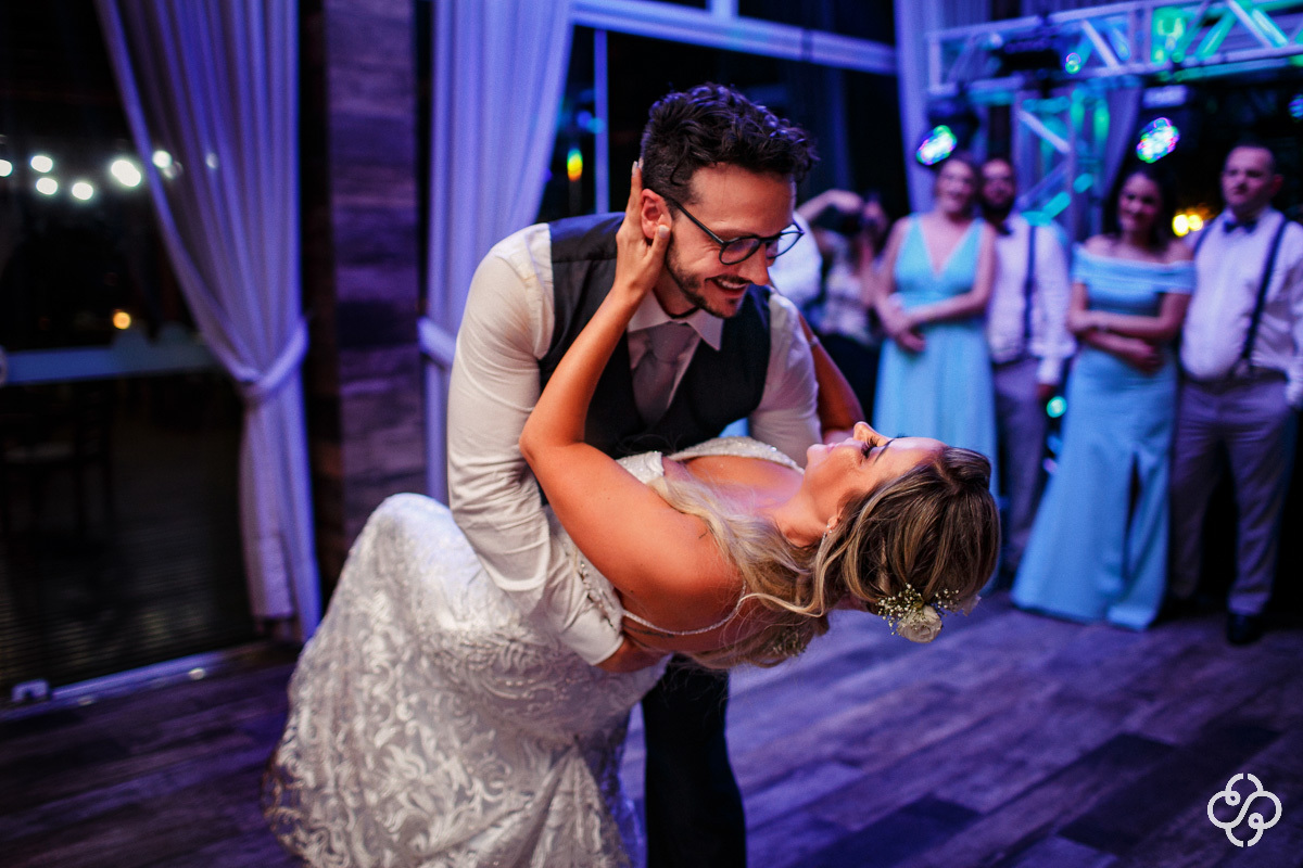 Balada de Casamento Restaurante Casa da Praia em Bombinhas - SC | Fotógrafo de Casamento | Destination Wedding | Casamento na Praia | Casamento de Dia | Casamento ao Ar Livre |  Casamento Adi e Edilson | www.rafaelsantosfotografia.com.