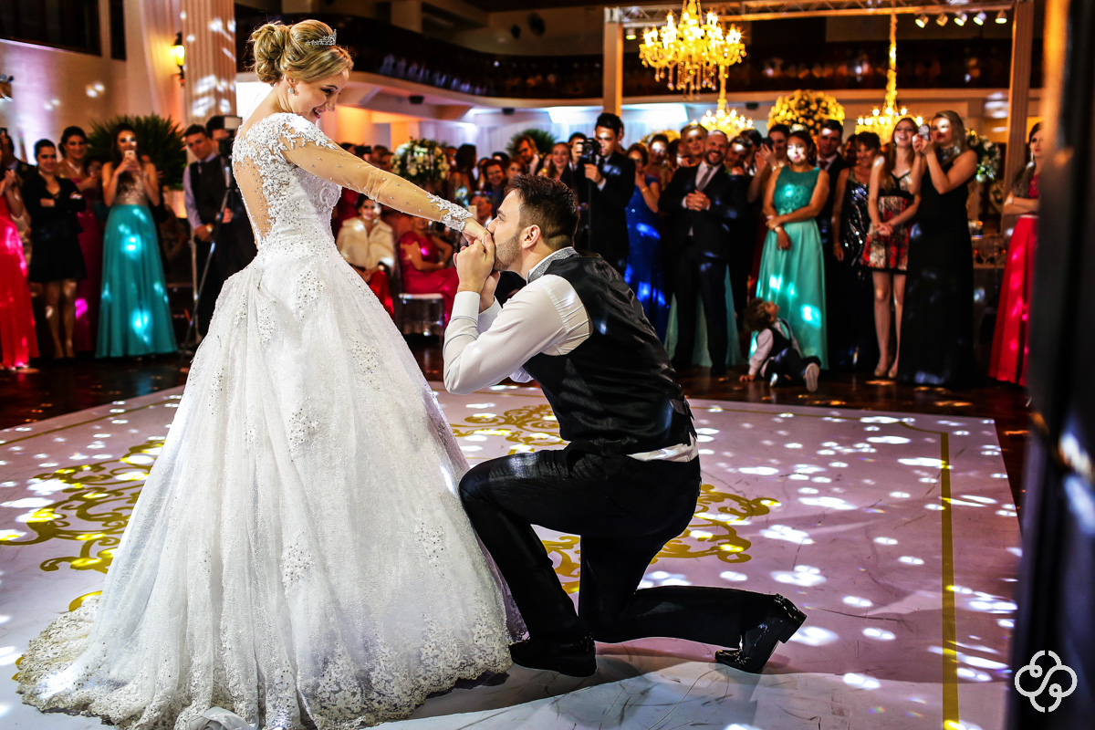 valsa dos noivos, noivo beijando a mão da noiva