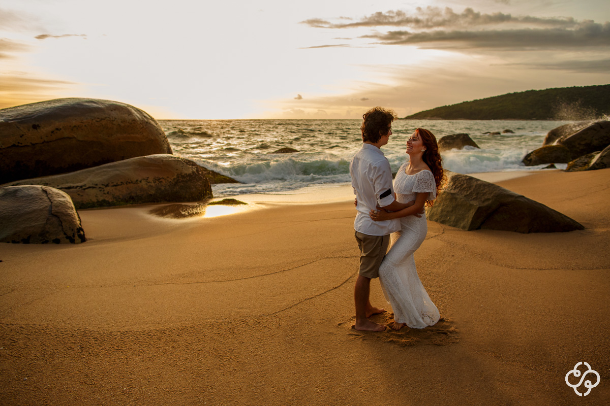 Pré Casamento Nascer do Sol | Balneário Camboriú - SC | Praia Taquaras | Naiara e João Paulo | Book Casal | Fotógrafo de Casamento | Fotógrafo de Bodas | Parejas | www.rafaelsantosfotografia.com.br