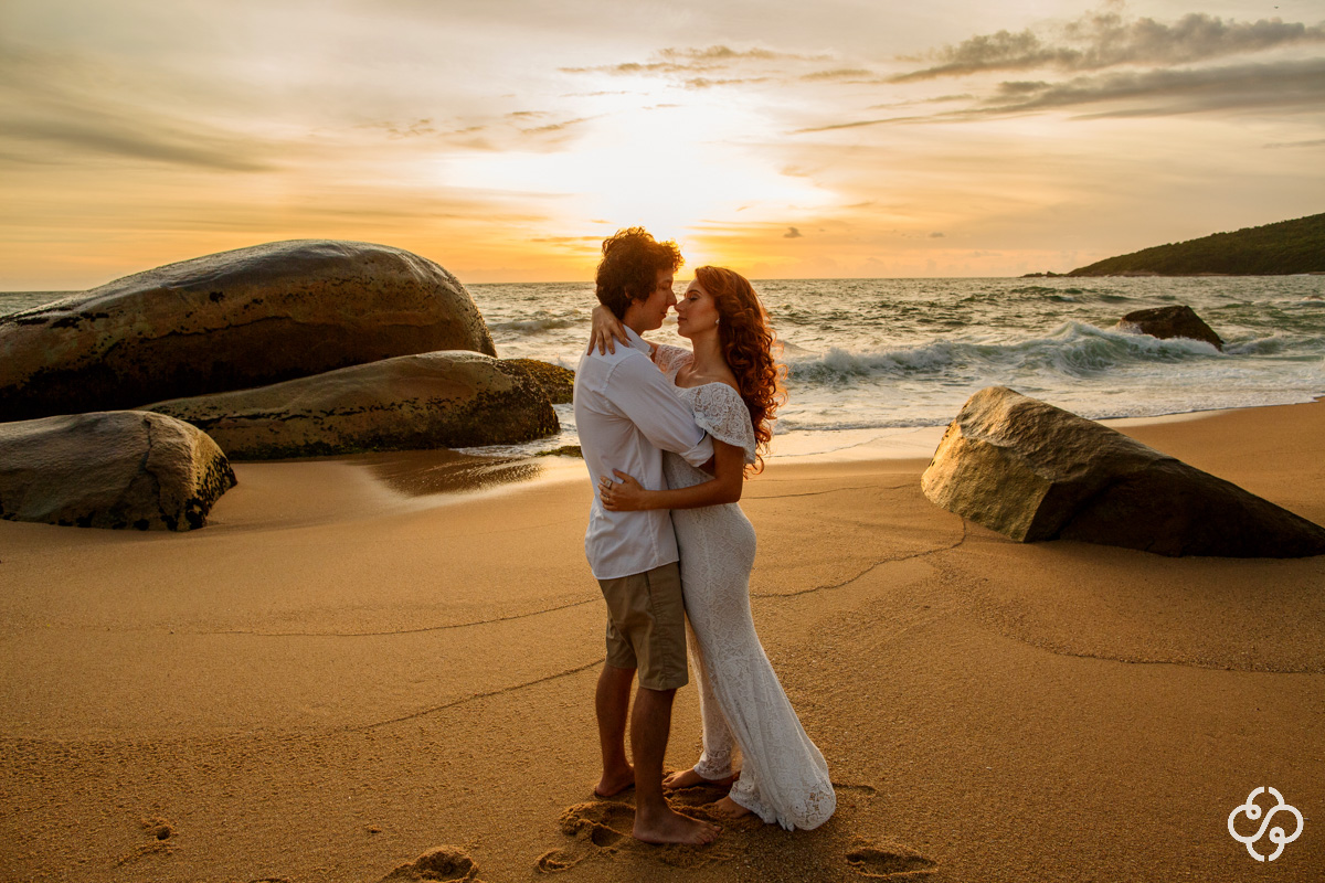 Pré Casamento Nascer do Sol | Balneário Camboriú - SC | Praia Taquaras | Naiara e João Paulo | Book Casal | Fotógrafo de Casamento | Fotógrafo de Bodas | Parejas | www.rafaelsantosfotografia.com.br