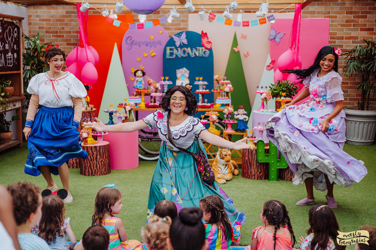 Encanto Real Personagens no Espaço Aldeia no Joá