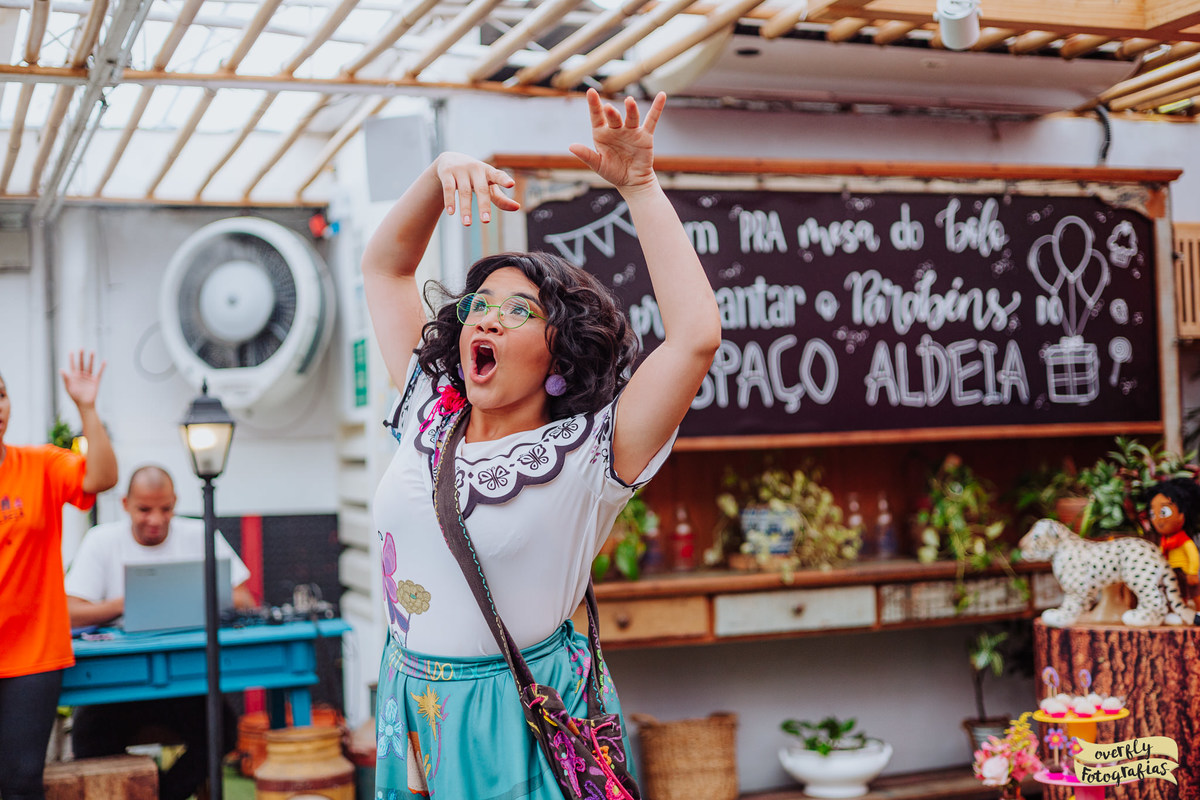 Encanto Real Personagens no Espaço Aldeia no Joá