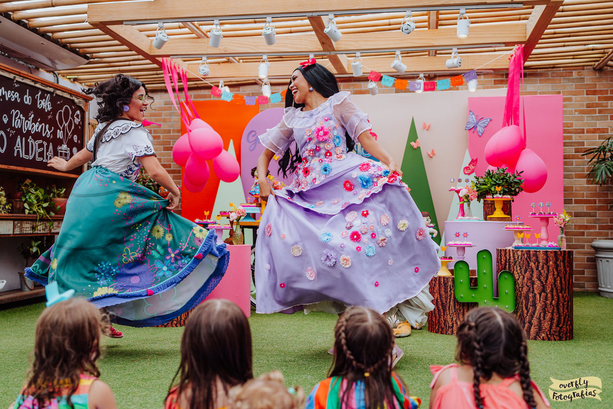 Encanto Real Personagens no Espaço Aldeia no Joá