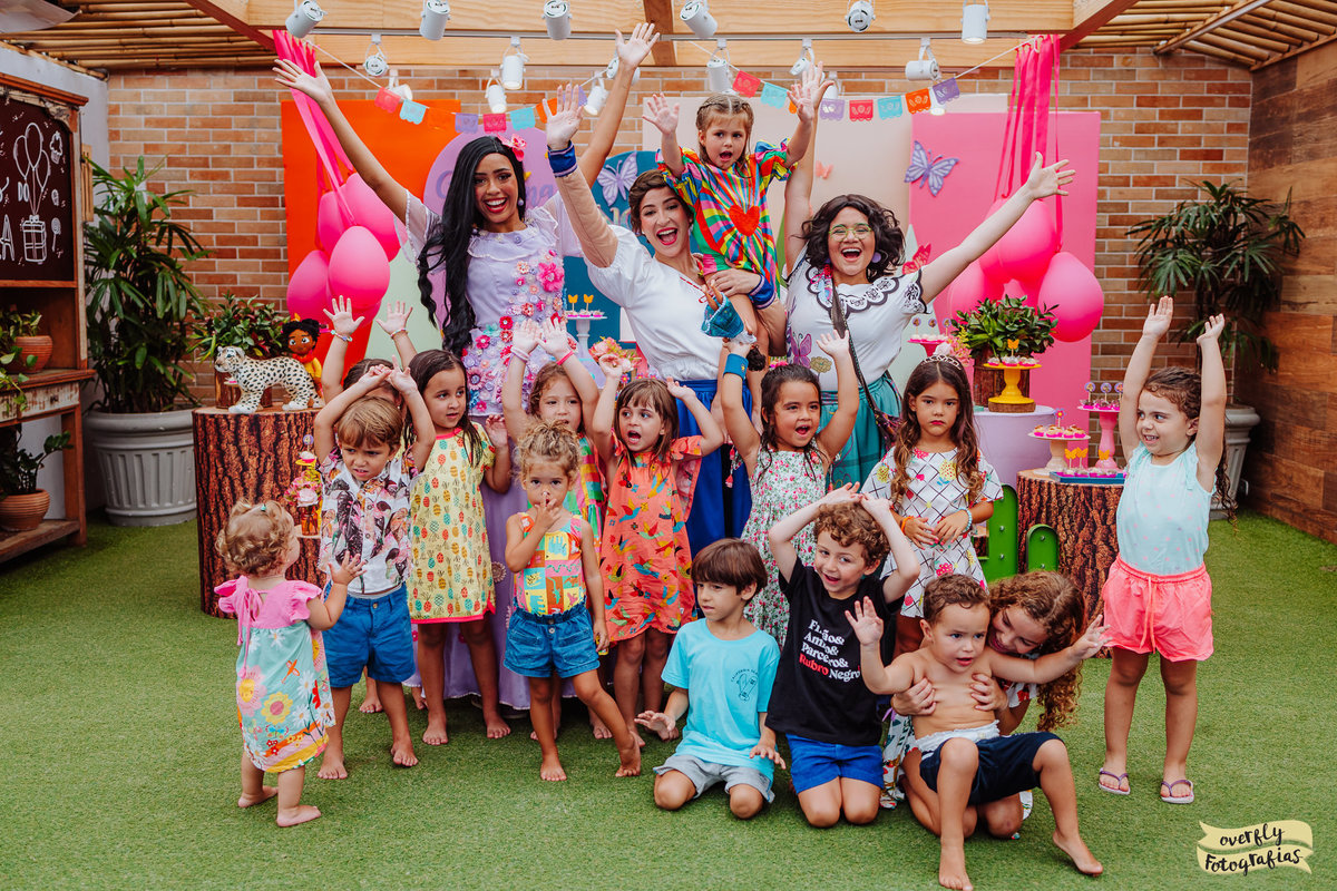 Encanto Real Personagens no Espaço Aldeia no Joá