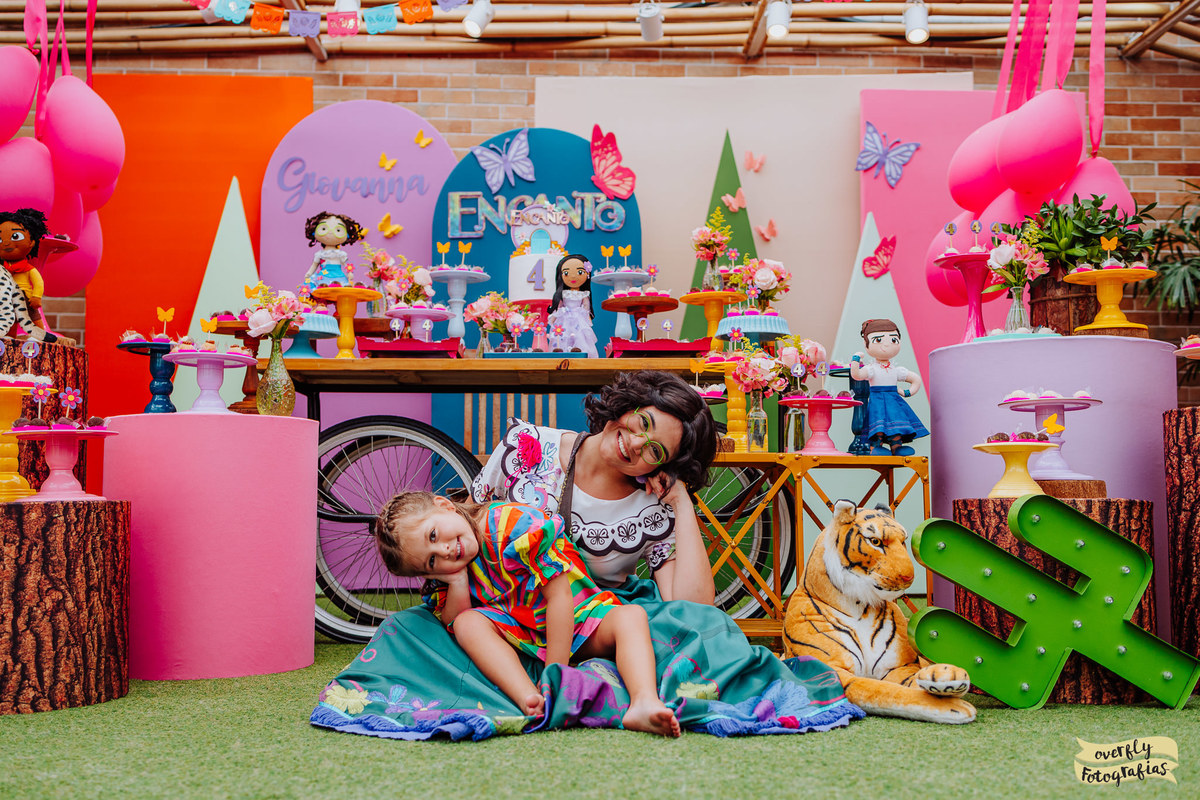 Encanto Real Personagens no Espaço Aldeia no Joá