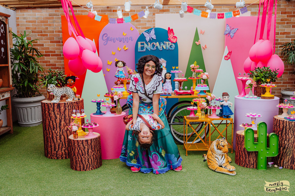 Encanto Real Personagens no Espaço Aldeia no Joá