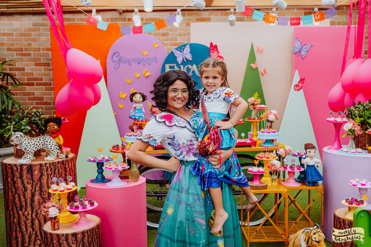 Encanto Real Personagens no Espaço Aldeia no Joá