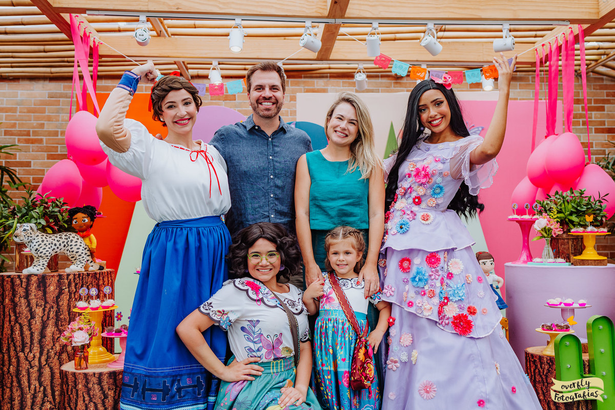 Encanto Real Personagens no Espaço Aldeia no Joá