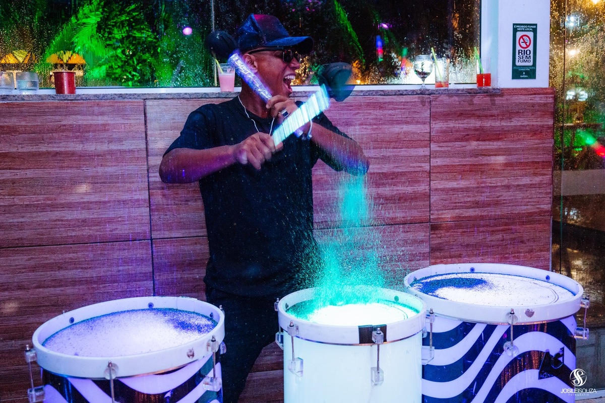 Tambores e pistola de fumaça E SAXOFONE para casamentos em São gonçalo, niterói e maricá -RJ