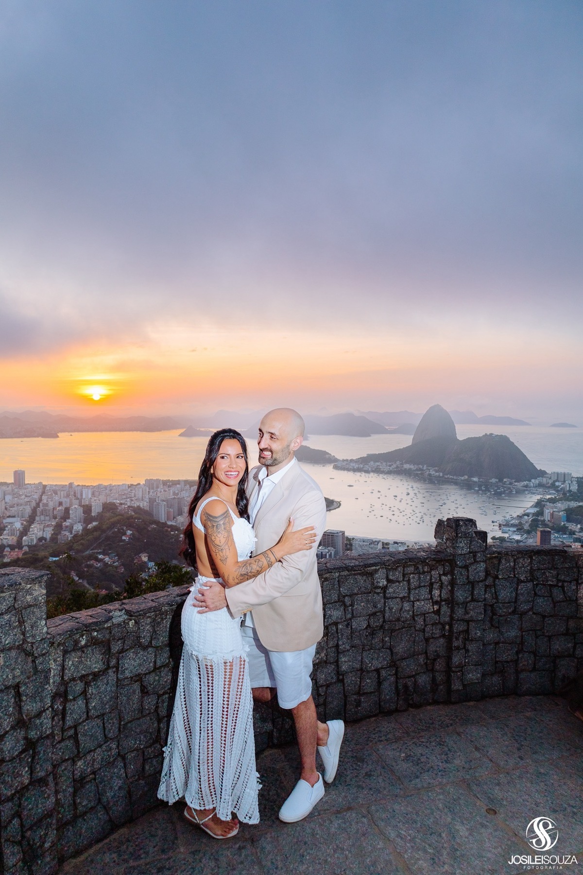 Ensaio de casal no nascer do sol no mirante Dona Marta