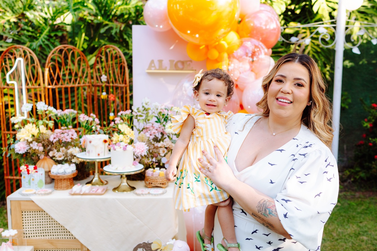 Aniversário de 1 ano ao ar livre em niterói com o tema Jardim