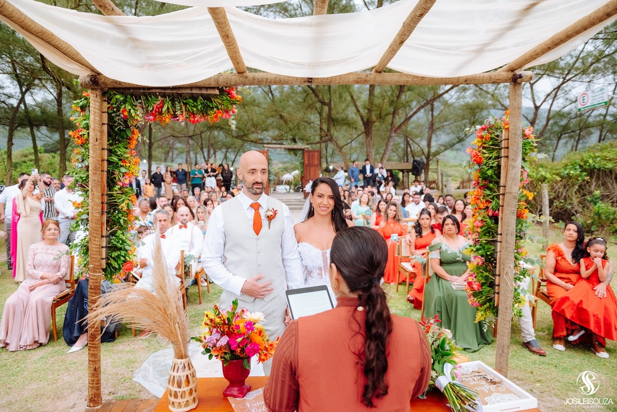 Casamento de dia na praia da Barra